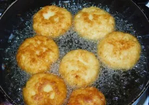 Form small patties from the dough, put a little suluguni cheese inside and close the edges. Fry in a large amount of oil.