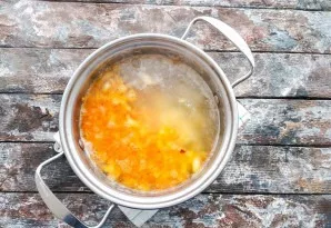 Put fried vegetables in a saucepan with potatoes.