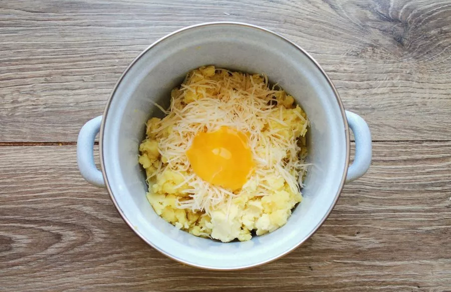 Beat the egg yolk into the pot. Mix everything and let it stand for a while.