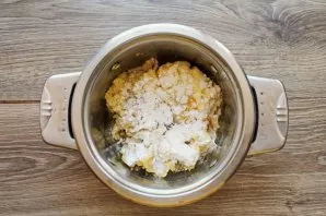 Sift the flour into a saucepan with mashed potatoes, stir until smooth dough and let stand a little.