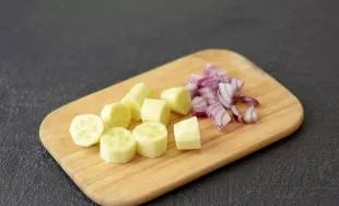 Peel the cucumber. Cut into cubes. Also cut the onion into cubes.
