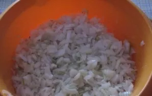 Peel the onion, cut into half rings or cubes.