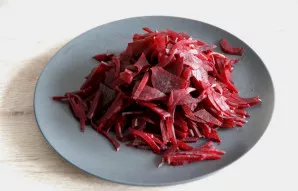 Cut the beets into thin strips.