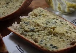 With a knife or soft spatula, coat each side of the bread with a mixture of butter, then squeeze both sides.