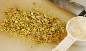 Cut the pistachios or crush them into small pieces.