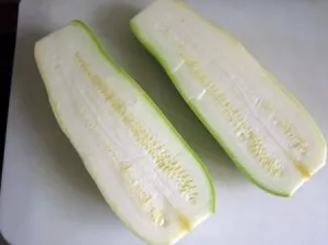 Wash the zucchini, dry and cut in half.
