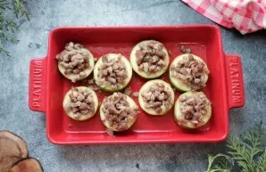 On top of zucchini slices lay out the fried mince and onions.