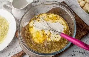 Pour cream into the egg mass and mix.