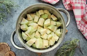 Wash the zucchini, cut off the tips and cut into cubes. Put the zucchini in a saucepan and simmer the vegetables covered over medium heat...