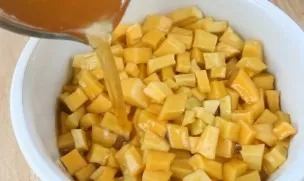 Pour the pumpkin with juice.