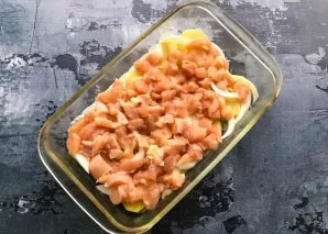 Cut the chicken fillet into small pieces and put on top of the onion.