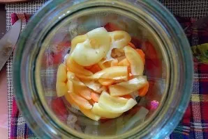 Clean the pepper from the stem and seeds. Coarsely chop, put on carrots.