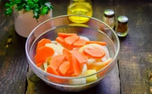 Peel the carrots, cut into cubes and put in a bowl with vegetables.