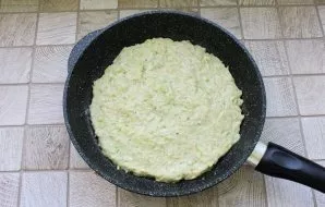 Pour sunflower oil into a hot frying pan and lay out the dough.