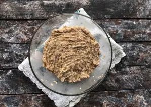Crush the banana well with a fork and add to the oatmeal until smooth.