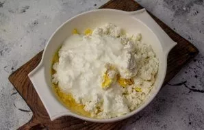 Pour cottage cheese and kefir into the egg yolks.