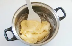 Each time stirring the mass with a spatula, knead the dough and remove from the stove, cool slightly.