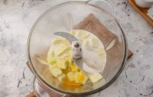 Break eggs into zucchini, pour milk and add semolina.