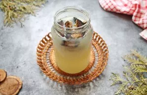 Put plain and toasted rye bread in a jar and mix.