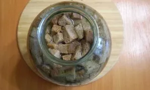 Fill with water, cover with gauze and leave to warm for 2-3 days. Kvass should ferment.