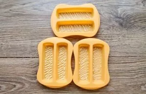 Melt the white chocolate in a water bath and draw a pattern on the bottom of the molds. Put them in the fridge for 10-15 minutes to set. ...