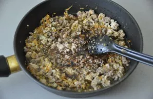 Add Worcestershire sauce, thyme, rosemary to the mince, pour a glass of dry red wine, reduce the heat and evaporate the wine.