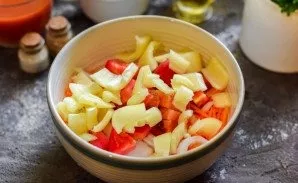 Cut into strips the bell peppers.