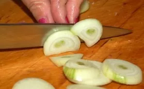 Peel the onion and cut into half rings. If the onion is too spicy can be poured boiling water.