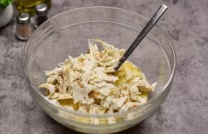 Cut the lavash into small pieces and put it in a bowl with eggs.