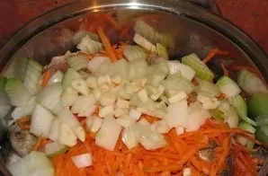 Peel onions, garlic and carrots. Cut the onion into quarters, and grate the carrots. Finely chop the garlic. Vegetables can be fried and ...