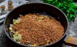 Pour buckwheat into the pan.