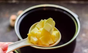 Peel and wash the potatoes, cut into large pieces and put in a saucepan.