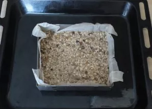 Take a rectangular shape, cover with baking paper. Lubricate with a thin layer of vegetable oil. Lay out the oatmeal-fruit mass, the thic...