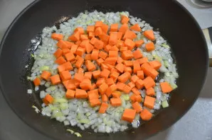 In a saucepan or deep frying pan in vegetable oil, fry the onion, then the carrots.