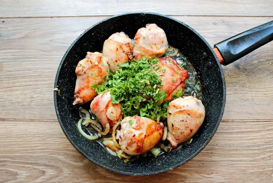 Wash and finely chop the parsley, add it to the pan.