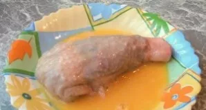 Break an egg into the bowl and immerse the resulting stuffed thighs.