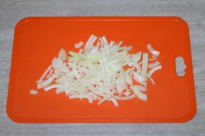 Cut the onion into quarter rings.