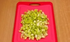 Peel the celery and cut it into cubes.