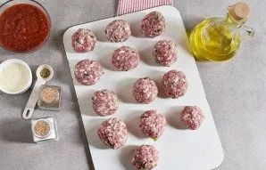 Make medium-sized meatballs. Arrange on a tray.