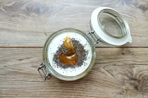 Add honey, chia seeds, stir and put in the refrigerator for 10-12 hours.