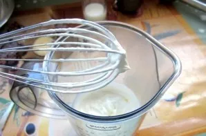 Soak gelatin in a small amount of cold water and leave until swollen. Then dilute half a serving of gelatin in hot milk and leave to cool...