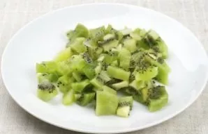Finely chop the kiwis.