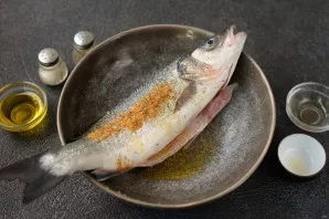 In the meantime, clean the fish from the scales, remove the insides and gills. Sprinkle with salt, pepper and fish spices, vegetable oil ...