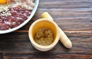 In a mortar, grind ground black pepper and dry thyme with salt. Add spices to the mince and knead well so that the ingredients are evenly...