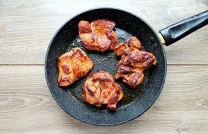 Pour vegetable oil into the pan, heat it over high heat and fry the turkey fillet on both sides until golden brown.