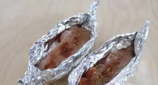 Apply oil to the meat with a brush and sprinkle with salt and spices.