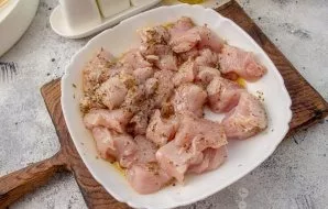 Cut the turkey fillet into pieces slightly larger than the tomatoes. Put them in a bowl, add oregano, salt, pepper, lemon juice and olive...