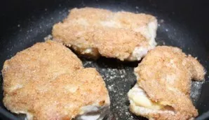 Salt and fry over medium heat in vegetable oil on both sides until golden brown.