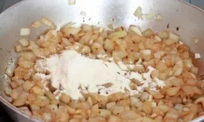 Add 3 tablespoons of flour to the onion and fry for 1 minute.