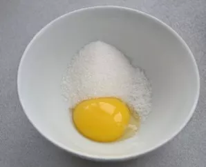 Separate the egg yolk and white, add salt and sugar to the yolk, mix.